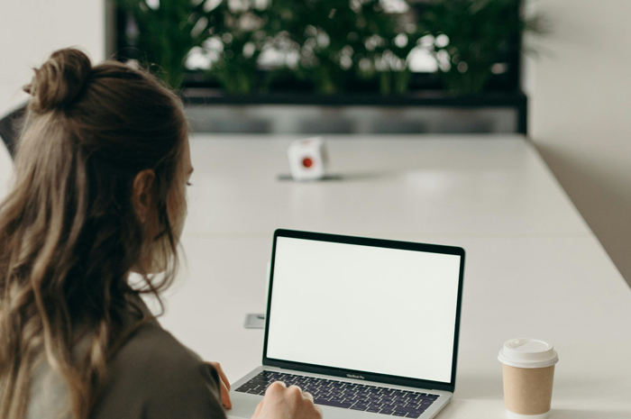 Konten kreator hingga dropshipping menjadi salah satu pekerjaan yang diidamkan generasi Z. (pexels)