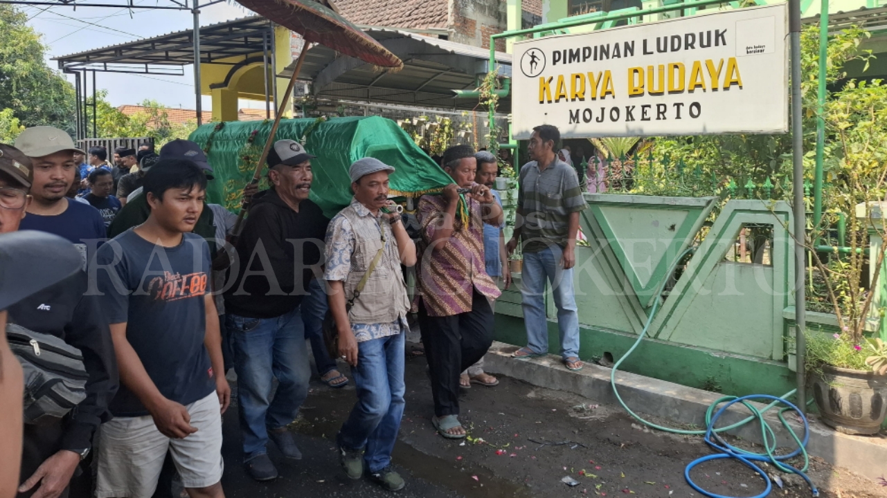 KEHILANGAN BESAR: Pelayat mengantar jenazah Eko Edy Susanto susanto menuju pemakaman usai disalatkan, Selasa (17/9/2024).
