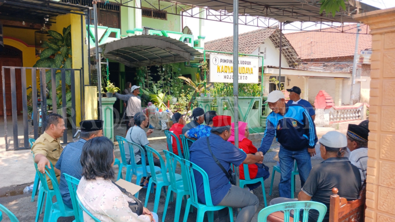 BERBELASUNGKAWA: Suasana di rumah duka Pemimpin Ludruk Karya Budaya Eko Edy Santoso di Dusun Sukodono, Desa Canggu, Kecamatan Jetis, Kabupaten Mojokerto, Selasa (17/9/2024).