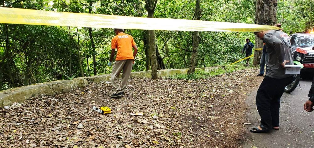 DITELUSURI: Petugas kepolisian menelusuri aksi dugaan pembunuhan Anyk Mariyanni, 37, yang jasadnya dibuang di area hutan Desa/Kecamatan Pacet, Mojokerto.