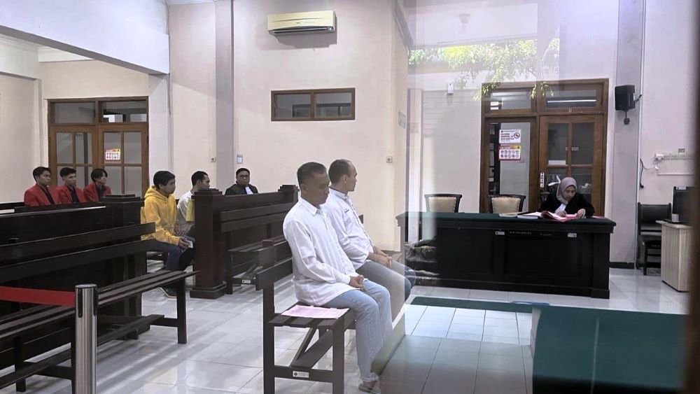 MELANGGAR HUKUM: Agus Setyo, 43, dan Cucu Firmansyah, 36, duduk di kursi pesakitan dalam sidang tuntutan kasus perdagangan sisik trenggiling di Pengadilan Negeri Mojokerto, Selasa (17/9).