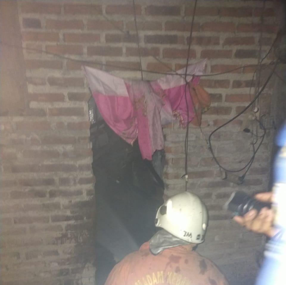 AGAR PADAM: Petugas gabungan berjibaku memadamkan api yang melalap rumah sekaligus toko servis elektronik di Desa Wonosari, Kecamatan Ngoro, Selasa (17/9) malam.