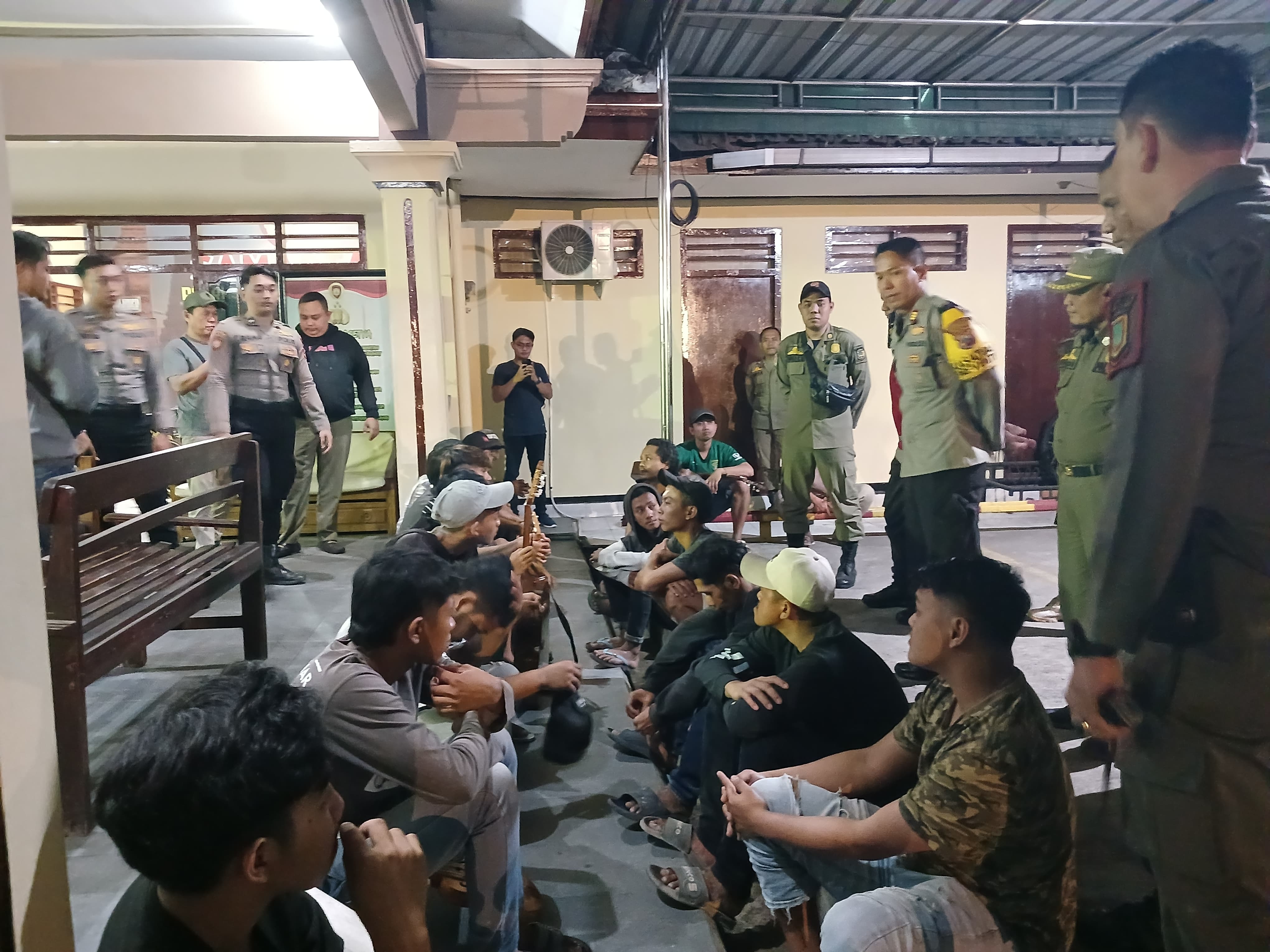 MAIN PAKSA: Puluhan pengamen dari Benteng Pancasila dan alun-alun menjalani pendataan di Mapolres Mojokerto Kota, Selasa (17/9) malam.