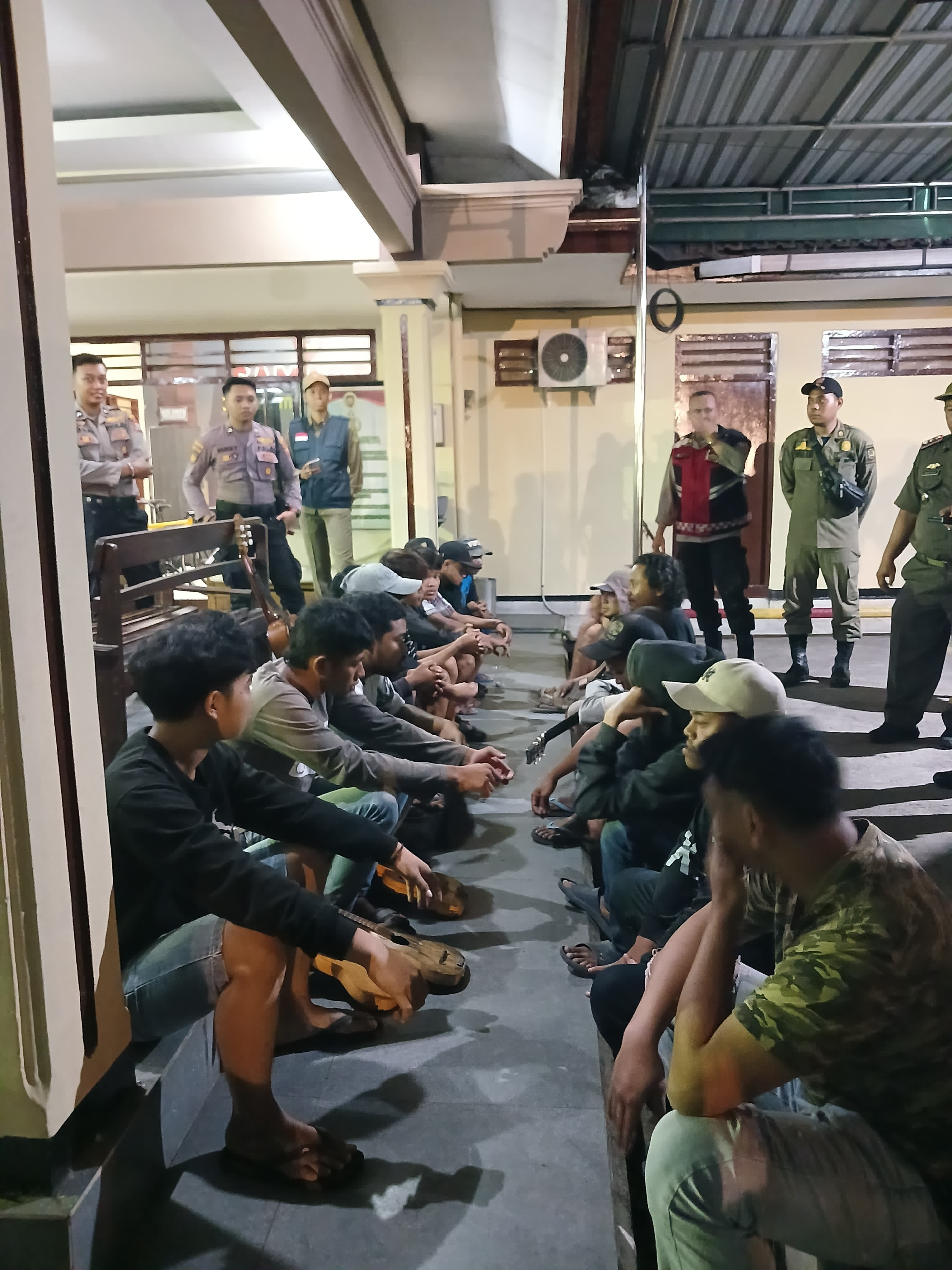 DIANGGAP MERESAHKAN: Puluhan pengamen dari Benteng Pancasila dan alun-alun menjalani pendataan di Mapolres Mojokerto Kota, Selasa (17/9) malam.