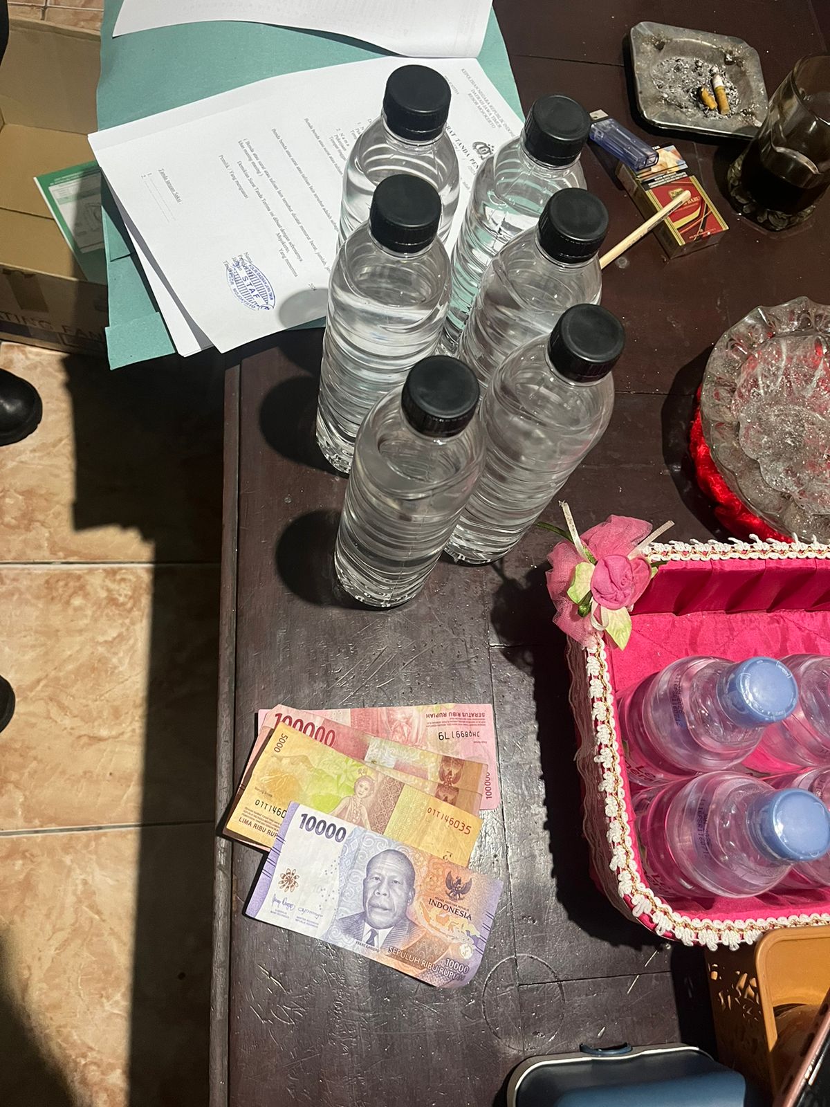 DIDATA: Para pedagang miras jenis arak Bali didata petugas untuk dijatuhi sanksi tipiring.