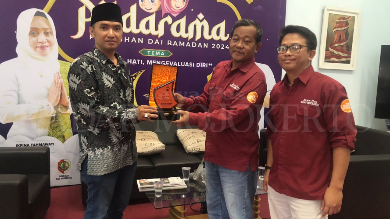 KUNJUNGAN:  Pembimbing SMP Terpadu Daarul Muttaqien Surabaya M. Samsul Arifin menyerahkan cenderamata ke Manajer Iklan JPRM Ahmad Basuni, Rabu (18/9).&nbsp;