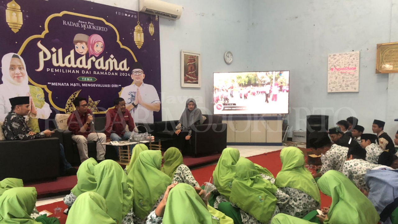 ANTUSIASME: Siswa SMP Terpadu Daarul Muttaqien Surabaya menyimak proses produksi berita di ruang redaksi JPRM, Rabu (18/9).&nbsp;