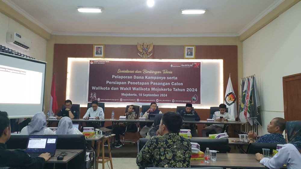 JELANG KAMPANYE: Sosialisasi dan bimbingan teknis pelaporan dana kampanye serta persiapan penetapan paslon di kantor KPU Kota Mojokerto, kemarin.