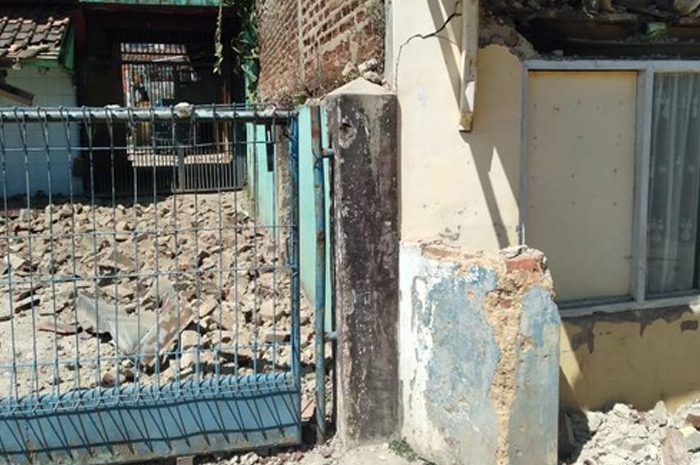Gempa di Bandung mengakibatkan kerusakan empat rumah dan satu gedung sekolah.