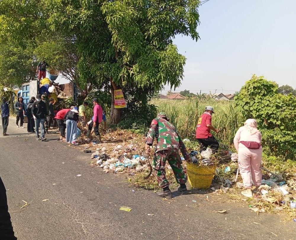 GOTONG ROYONG: Pemdes Temon bersinergi dengan Forkopimca Trowulan dengan menggelar kerja bakti untuk menjaga lingkungan bersih dan sehat, kemarin.