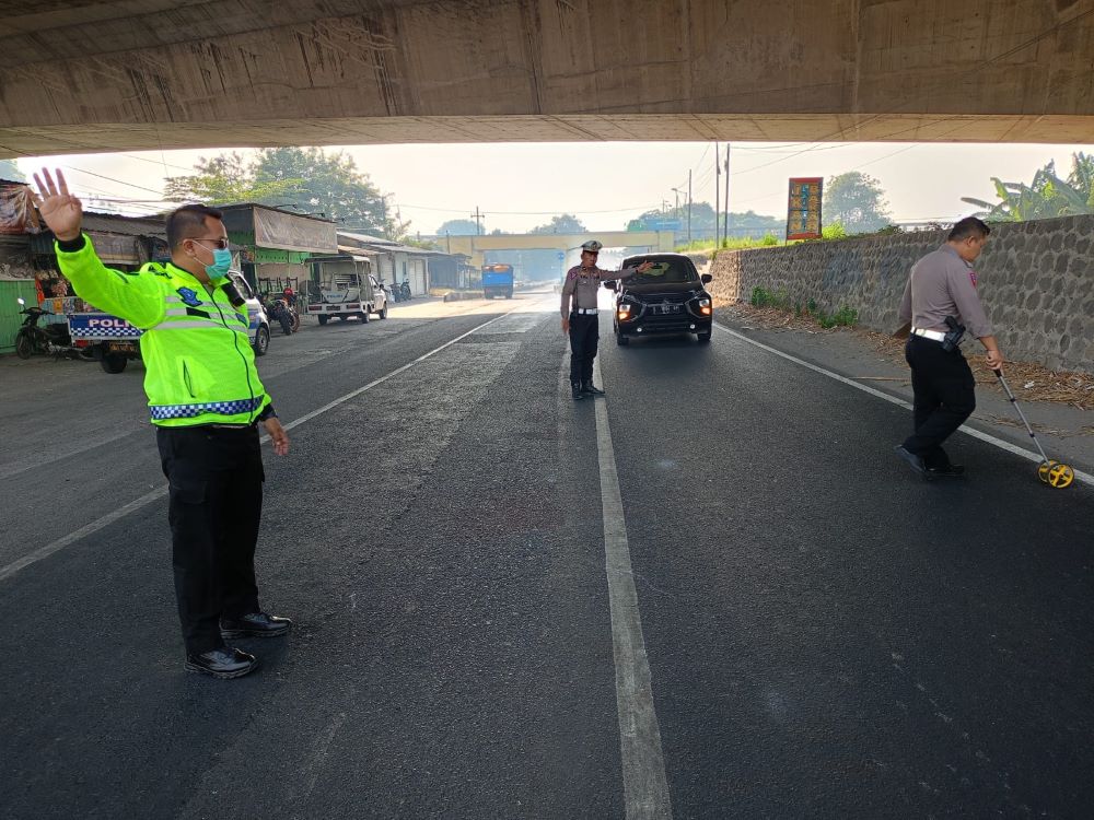 OLAH TKP: Polisi melakukan penanganan kecelakaan di Jalan Raya Desa/Kecamatan Gedeg, persisnya berada di bawah Tol Jomo, kemarin.