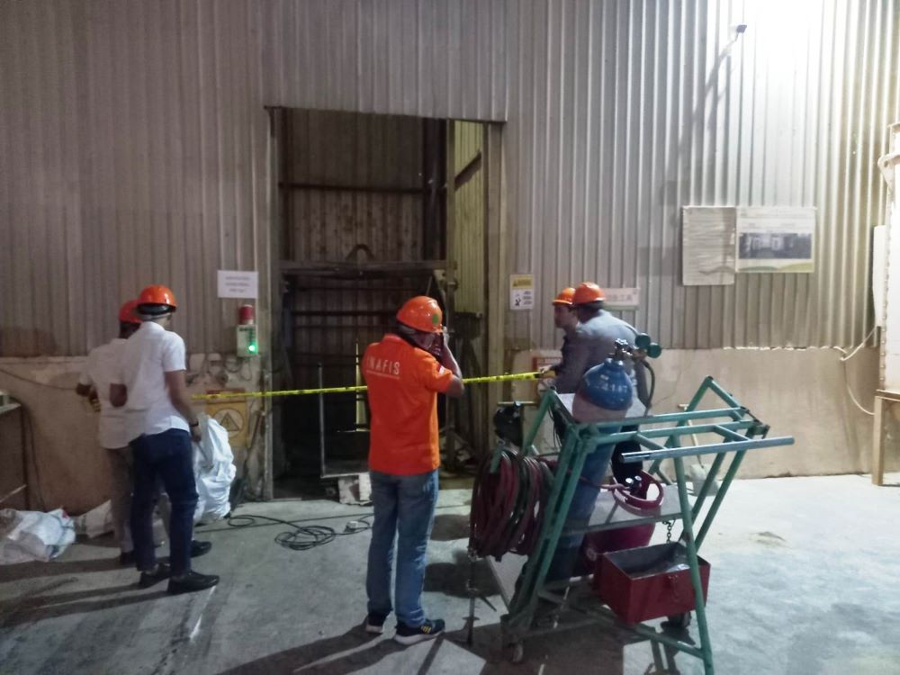 INSIDEN MAUT: Petugas kepolisian melakukan olah TKP kecelakaan kerja di pabrik pakan PT New Hope, Desa Sumbertanggul, Kecamatan Mojosari, Rabu (18/9).&nbsp;&nbsp;