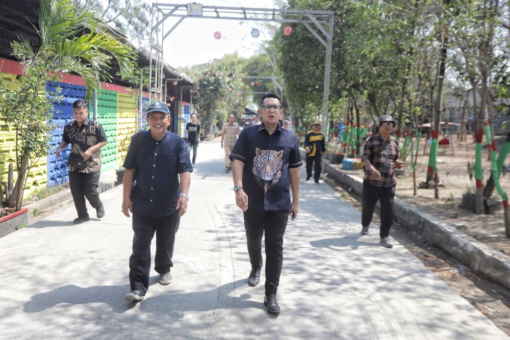 TURUN LANGSUNG: Pj Wali Kota Mojokerto Moh. Ali Kuncoro saat meninjau peningkatan pengelolaan sampah di TPA Randegan, Kota Mojokerto, Jumat (20/9).
