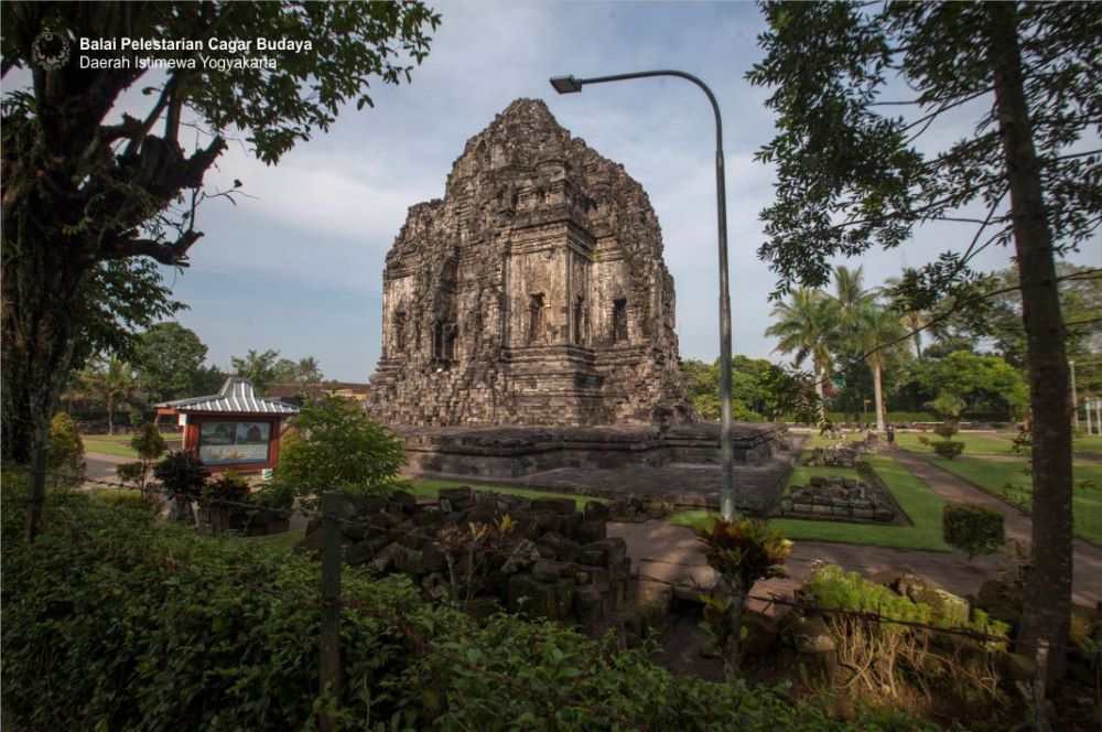 PANCARKAN KEEMASAN: Candi Kalasan di Sleman, DIY dari masa Kerajaan Mataram Kuno sebelum era Majapahit yang memiliki relief indah dan dilapisi dengan &rdquo;kosmetik&rdquo;.