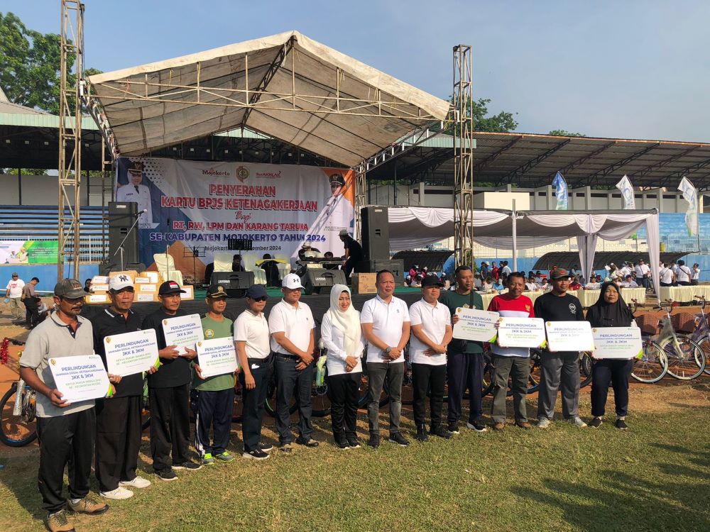 JAMIN PERLINDUNGAN: Bupati Ikfina Fahmawati didampingi Sekdakab Teguh Gunarko, Kepala Kanwil BPJS Ketenagakerjaan Jawa Timur Hadi Purnomo, dan Kepala BPJS Ketenagakerjaan Cabang Mojokerto .
