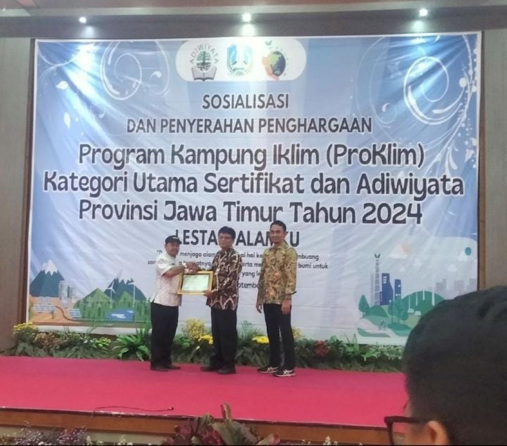LESTARI: Kepala Desa Balongmojo Ahmad Muslik saat menerima penghargaan Proklim 2024 dengan kategori utama.