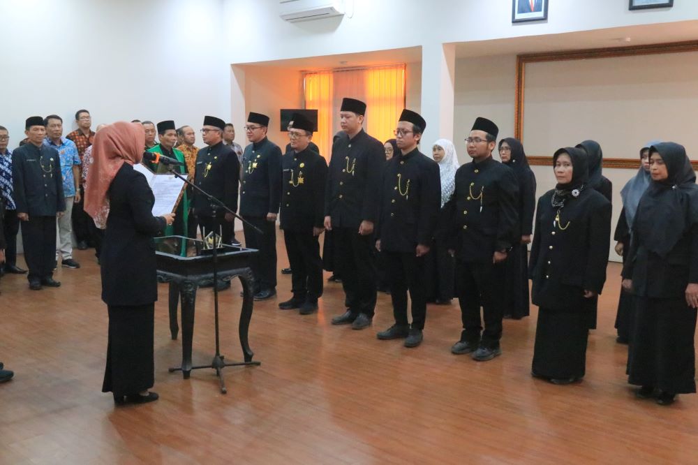 PEJABAT BARU: Bupati Ikfina Fahmawati melantik tiga kepala dinas dan belasan jabatan fungsional di lingkungan Pemkab Mojokerto di aula Bappeda, kemarin (20/9).