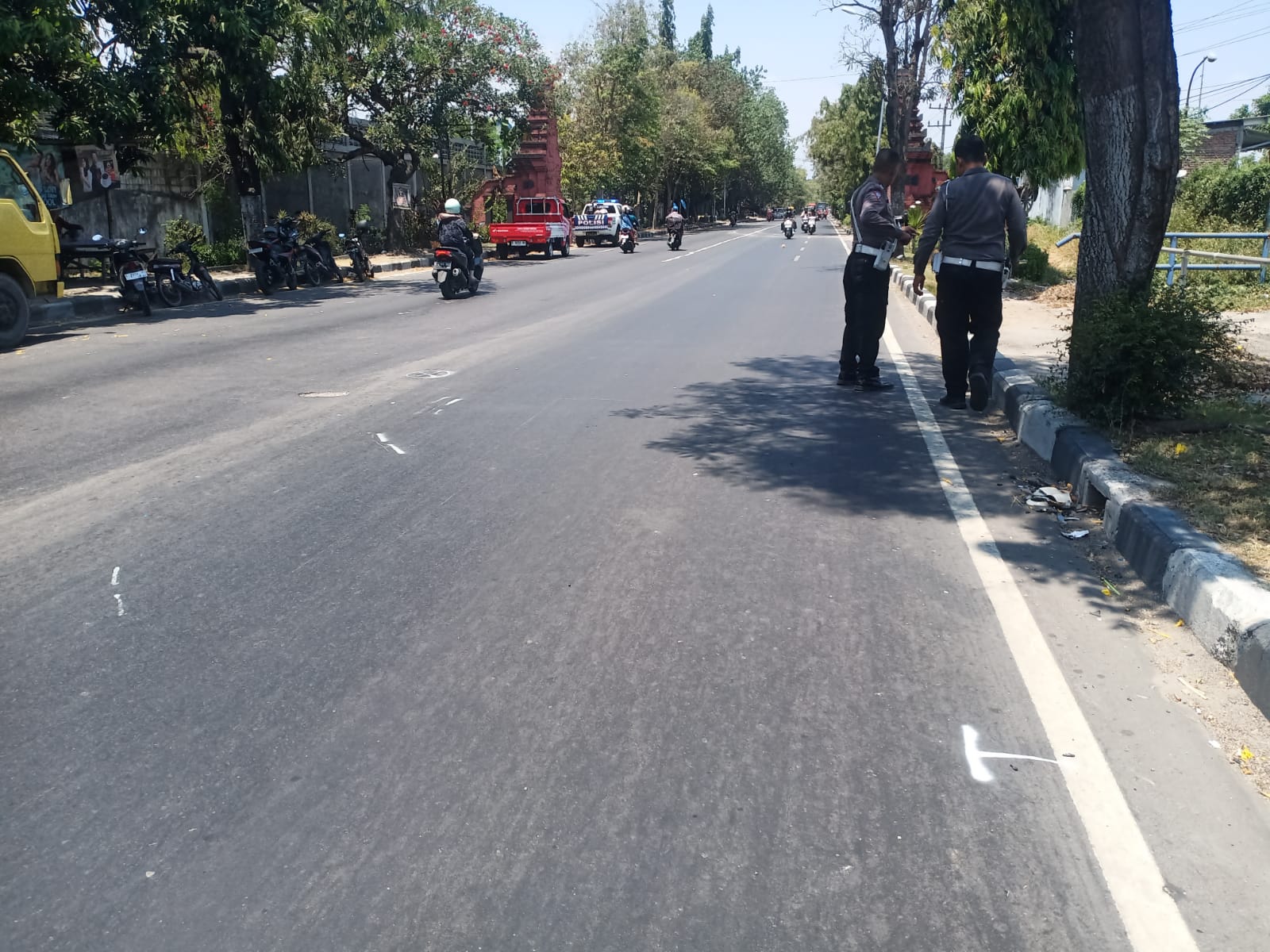 PENELUSURAN: Petugas Satlantas Polre Mojokerto melakukan olah TKP kecelakaan berujung maut di Jalan Raya Desa Ngrame, Kecamatan Pungging, Sabtu (21/9) pagi.