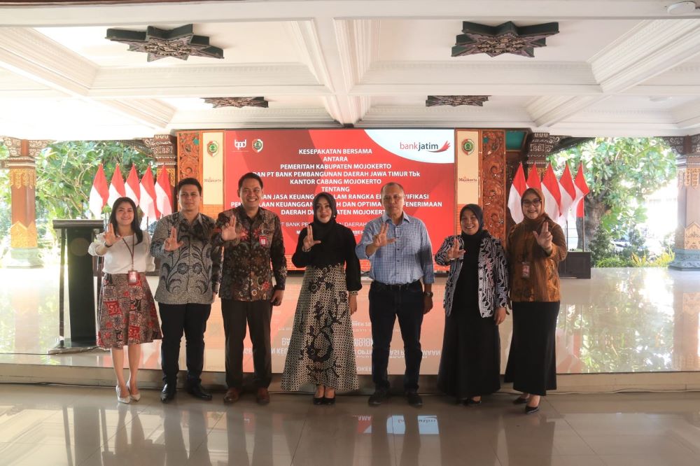 SINERGISITAS: Bupati Ikfina Fahmawati tandatangani MoU bersama Pemimpin Bank Jatim Cabang Mojokerto Krish Taufan Agus F, di GMT, Pemkab Mojokerto, Sabtu (21/9). Penandatanganan kesepakatan .