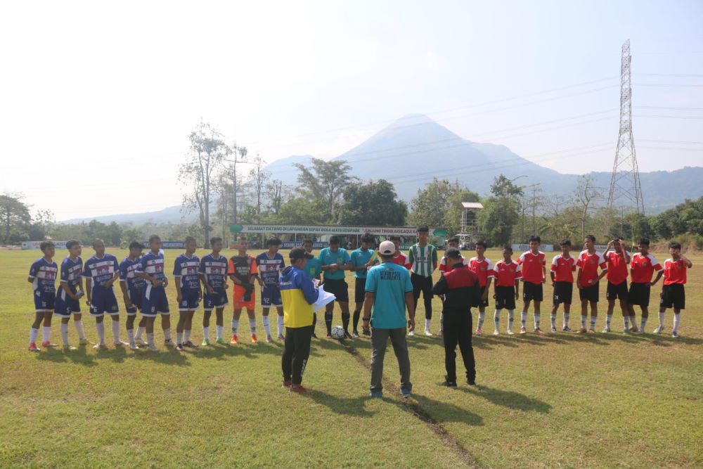 POTENSIAL: Pemain remaja dari klub terafiliasi menunjukkan skillnya saat mengikuti di latihan bersama tim U-17 di lapangan Edupark pondok pesantren elKISI, Pungging.