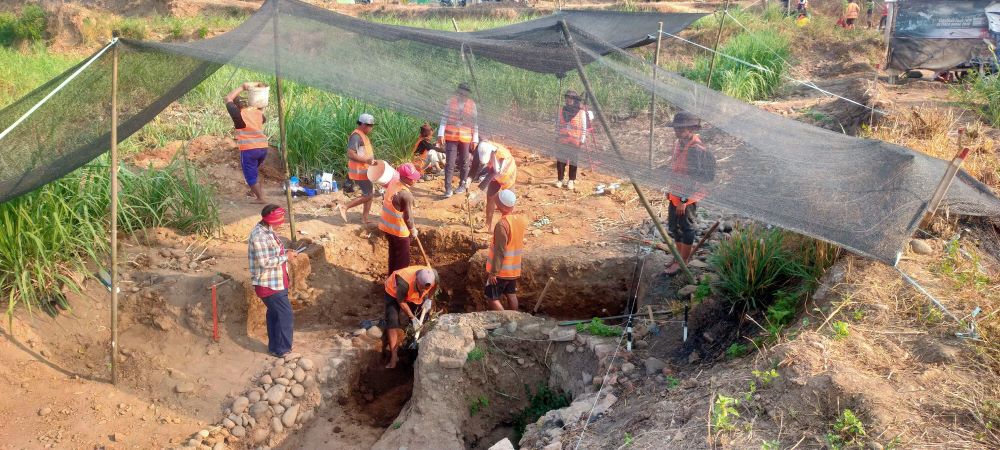 DIGALI LAGI: Tim arkelog BPK Wilayah XI Jatim mengekskavasi area barat Situs Kumitir, Dusun Bendo, Desa Kumitir, Kecamatan Jatirejo, Mojokerto.