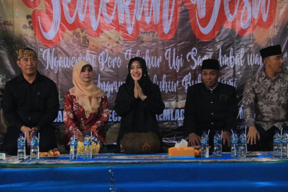 URI-URI BUDAYA: Bupati Ikfina Fahmawati saat mengikuti Sedekah Desa Pandankrajan, Kecamatan Kemlagi, Kabupaten Mojokerto, Minggu (23/9).