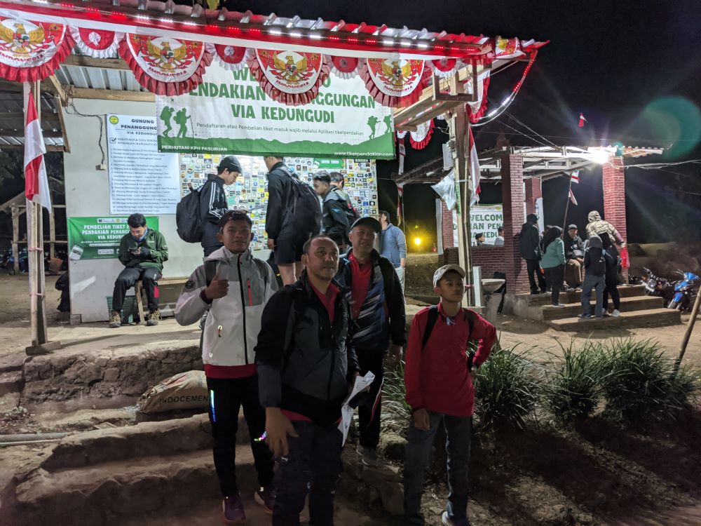 EKSOTIS: Pendaki pemula saat kali pertama datang di basecamp dan pos pendakian Sarah Klopo via Kedungudi.