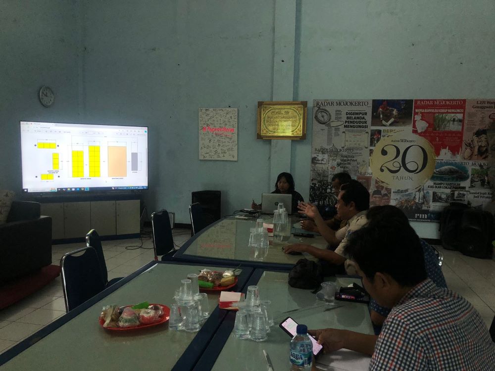 KIAN MATANG: Guyub Waka Humas SMK Mojokerto Raya dan JPRM menggelar rapat persiapan event Job Fair di aula kantor JPRM, kemarin (24/9).