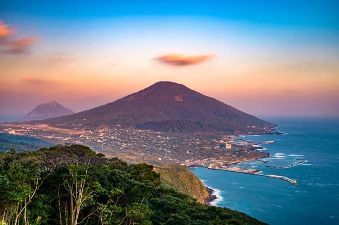 Pulau kecil di Jepang ini dilanda tsunami setelah gempa meganitudo 5,9 melanda negeri ini.