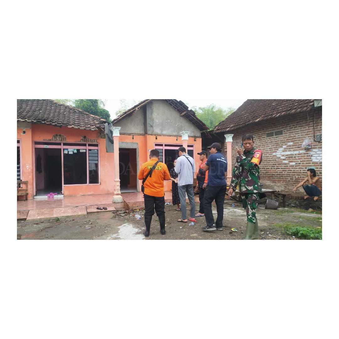 DIDATA: Petugas BPBD Kabupaten Mojokerto mendata korban terdampak angin kencang Desa Sampangagung, Kecamatan Kutorejo, Mojokerto, Rabu (25/9).