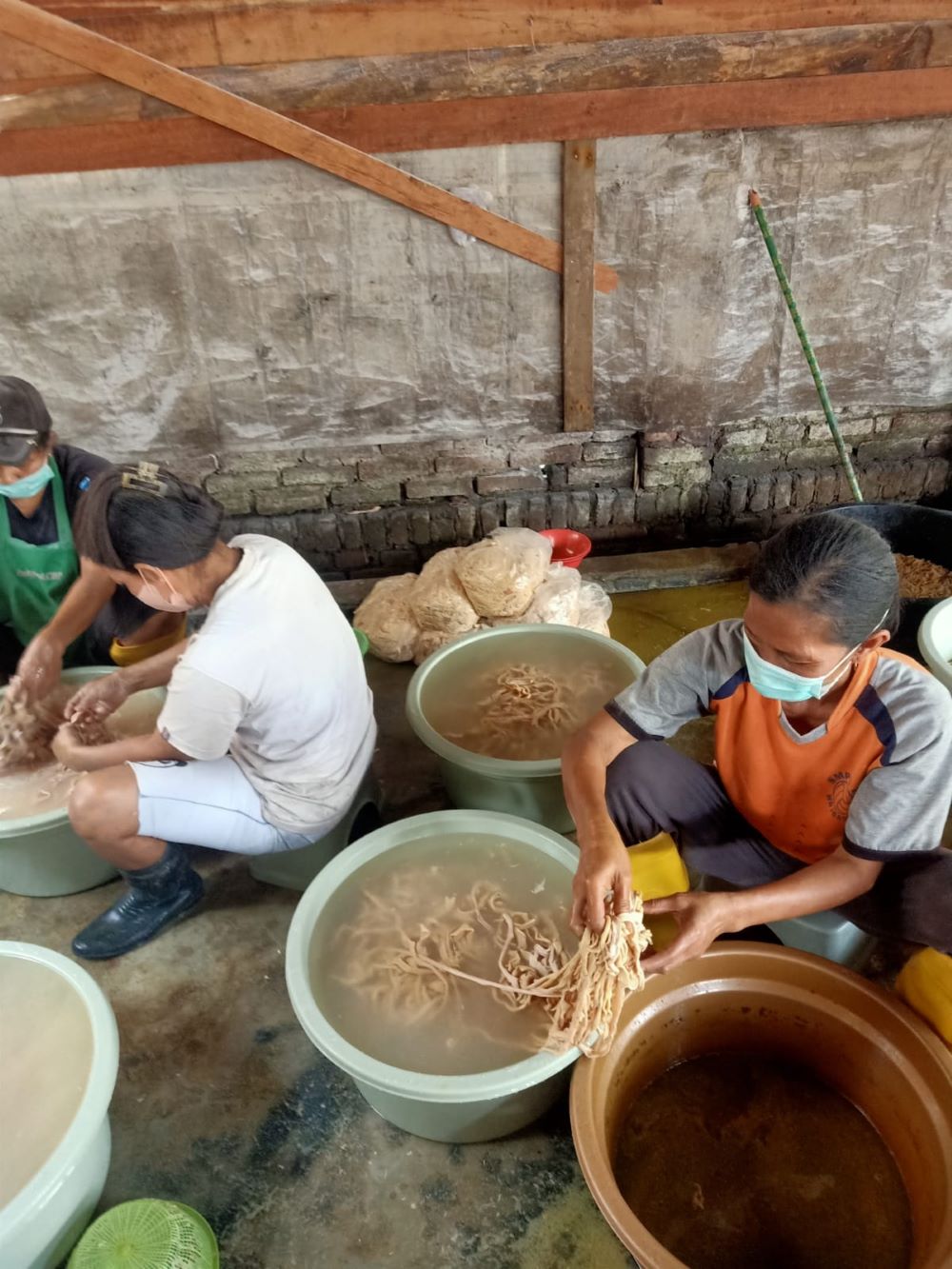 UNGGULAN: Salah satu industri rumahan yang memproduksi keripik usus di Dusun Sememi, Desa Modopuro.