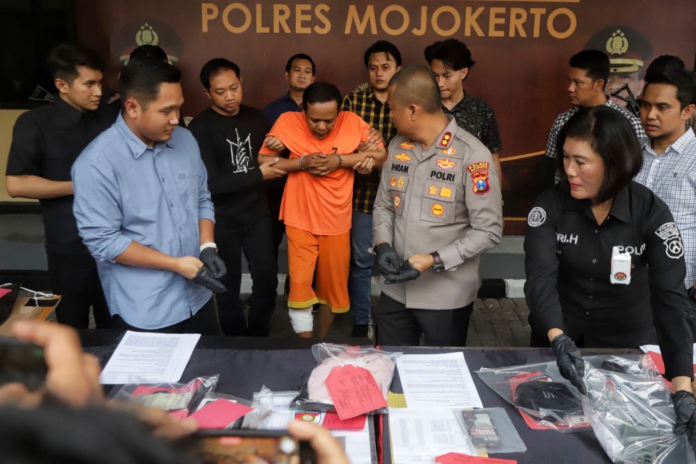 KAKI DIDOR: DA tersangka pelaku pembunuhan Anyk Mariyanni, jasad yang dibuang di hutan Pacet beberapa waktu lalu, dihadirkan saat press rilis di Mapolres Mojokerto, Kamis (26/9).