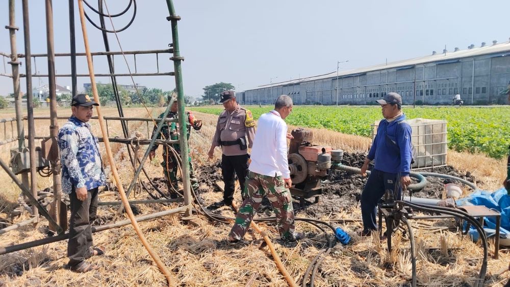 BANTUAN PROVINSI: Kegiatan pengeboran sumber air bersih untuk program Pamsimas di Dusun Sidogede, Desa Perning, Kecamatan Jetis.
