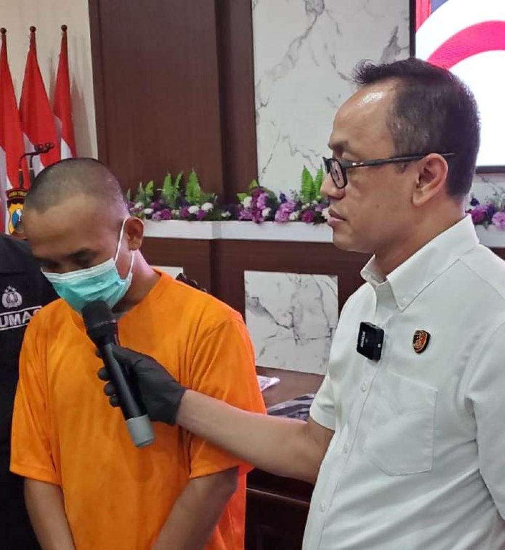 BERMASALAH: Polisi menginterogasi tersangka AYN saat konferensi pers di Mapolres Mojokerto Kota, Rabu (25/9) malam.
