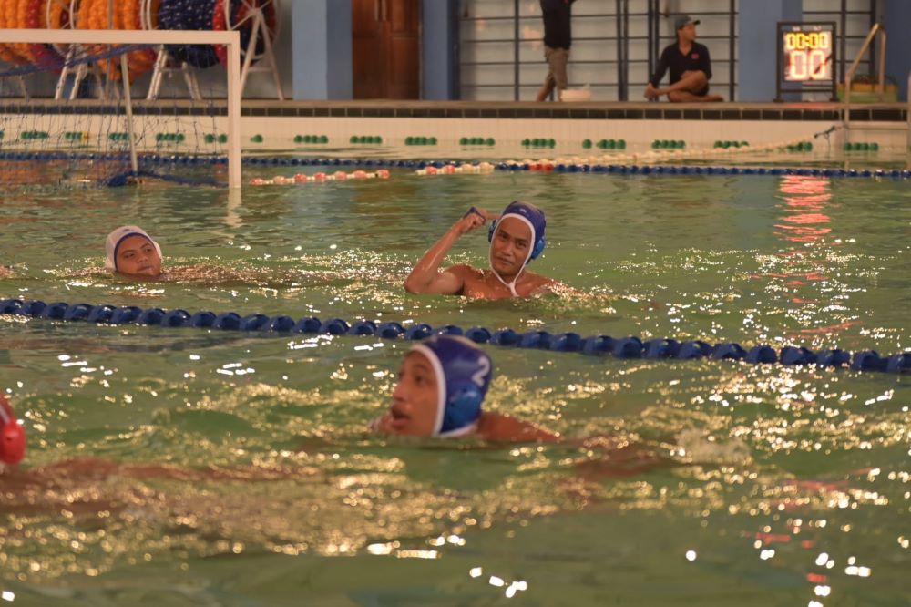 DOMINAN: Tim polo air putra Kabupaten Mojokerto saat berlaga di kejurprov mini U-22 di kolam renang Dispora Jatim, Kota Surabaya, Minggu (22/9).