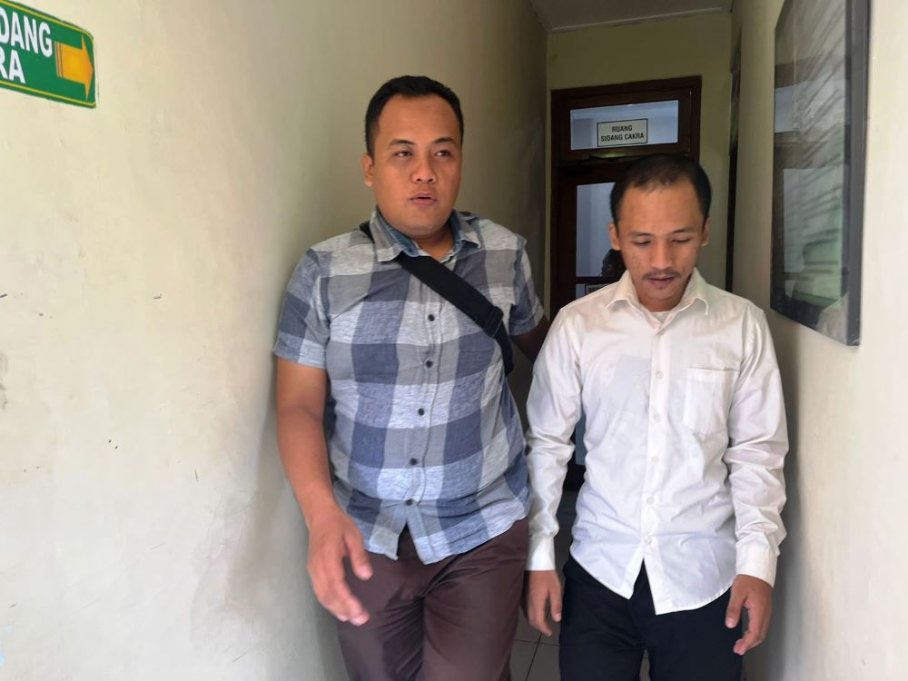 DIGANJAR HUKUMAN: Agung Stiyobudi (kanan) dikeler petugas Kejari Kota Mojokerto usai menjalani sidang putusan.