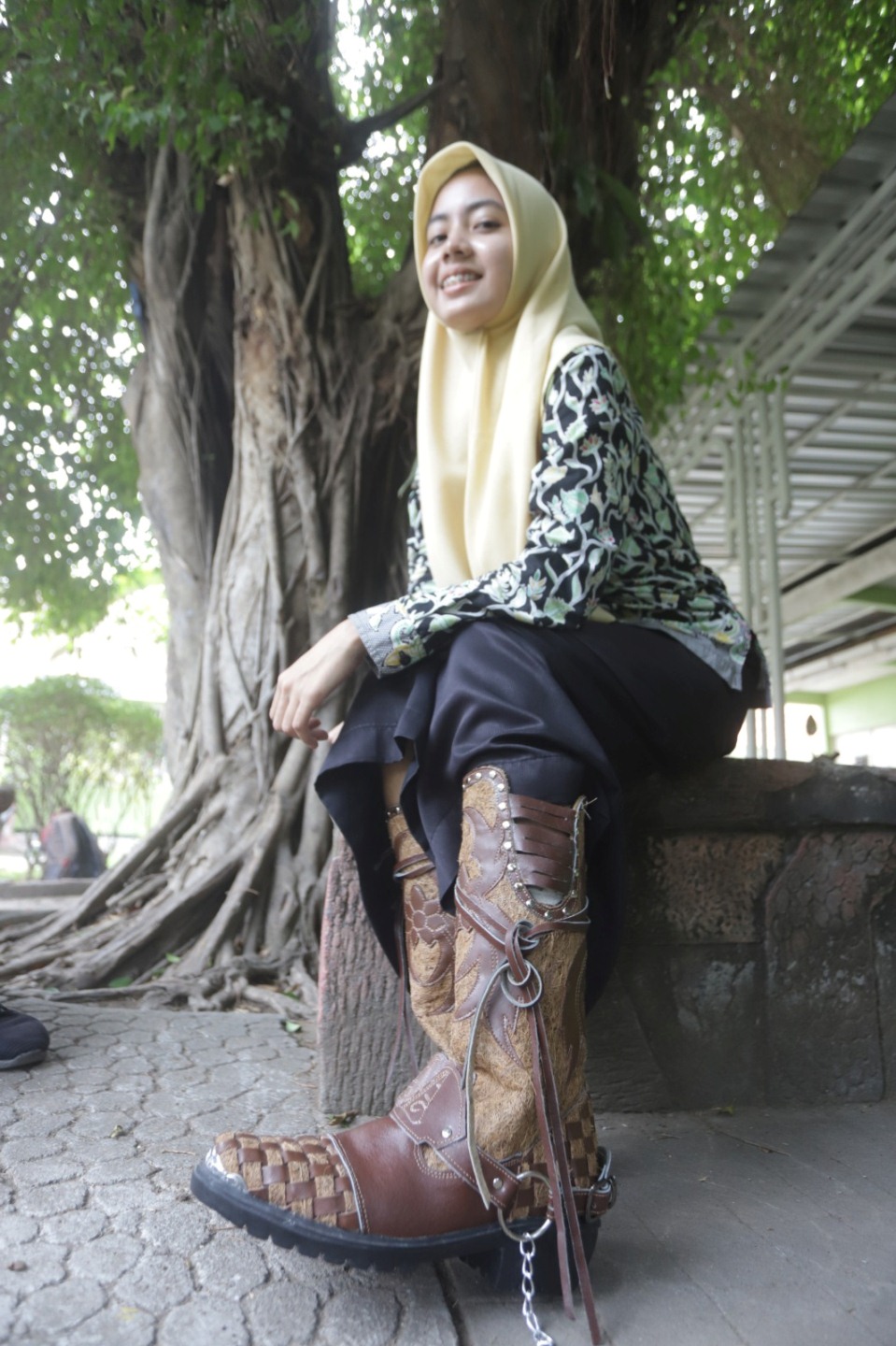 ARTISTIK: Sepatu boots dari sabut kelapa karya siswa SMAN I Bangsal yang tampak stylish meski terbuat dari limbah.