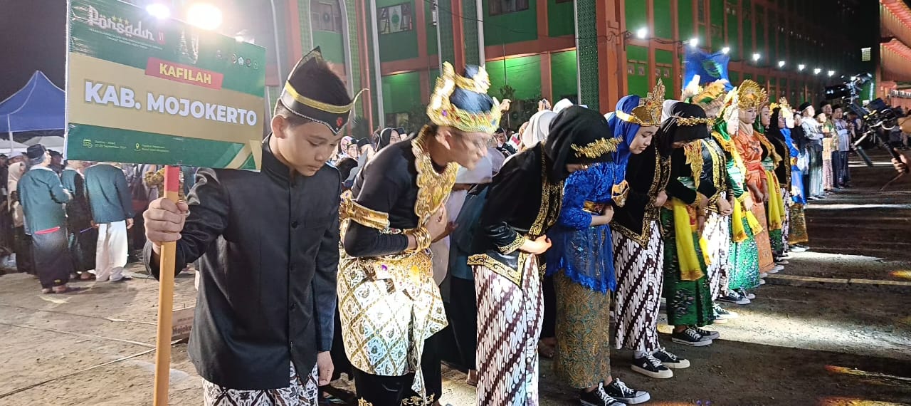 Ribuan santri&nbsp;banjiri halaman Ponpes Nuris 2 Pungging mengikuti pembukaan PORSADIN Jatim 2024, Jumat malam (27/9).