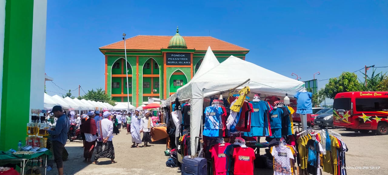 RAMAI: Stan mamin, baju olahraga, hingga sovenir ramai dikunjungi atlet hingga pengunjung Porsadin IV Jatim di Ponpes Nuris, Pungging, Mojokerto, Minggu (29/9/2024).