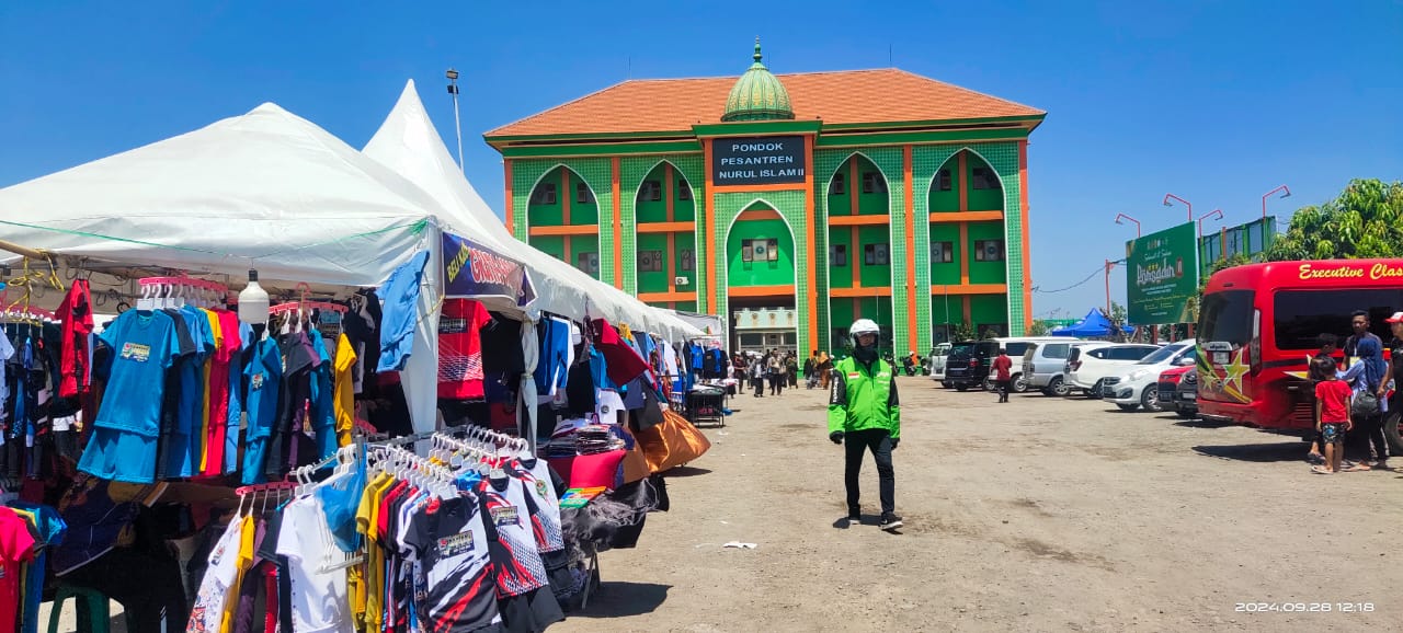 BAZAR: Stan mamin, baju olahraga, hingga sovenir ramai dikunjungi atlet hingga pengunjung Porsadin IV Jatim di Ponpes Nuris, Pungging, Mojokerto, Minggu (29/9/2024).