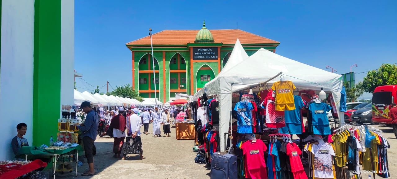 RAMAI: Stan mamin, baju olahraga, hingga sovenir ramai dikunjungi atlet hingga pengunjung Porsadin IV Jatim di Ponpes Nuris, Pungging, Mojokerto, Minggu (29/9/2024).