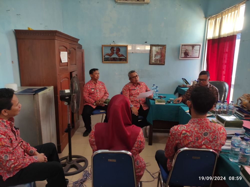 JEMPUT BOLA: Kepala Bapenda Kabupaten Mojokerto Ardi Sepdianto bersama tim turun langsung melakukan pembinaan kepada petugas pemungut pajak dusun dan penagihan PBB di desa-desa.