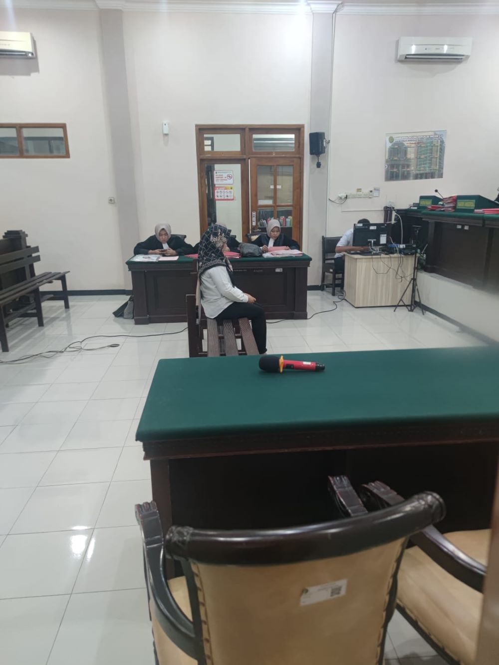 DIPROSES HUKUM: Udiana Ambarwati menjalani persidangan di Pengadilan Negeri Mojokerto akibat menjual motor yang belum lunas angsuran.
