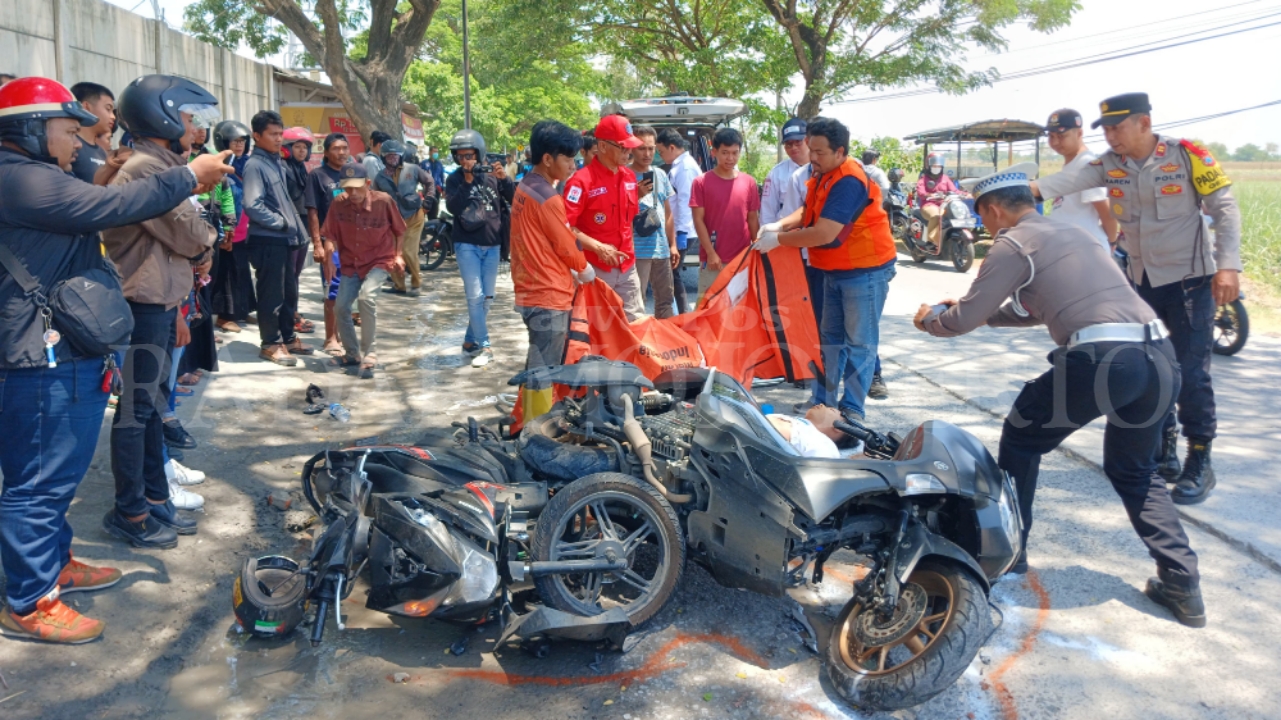TRAGIS: Polisi melakukan olah TKP kecelakaan di Jalan Raya Dusun Tumpak, Desa Sidoharjo, Kecamatan Gedeg, Kabupaten Mojokerto, Senin (30/9).