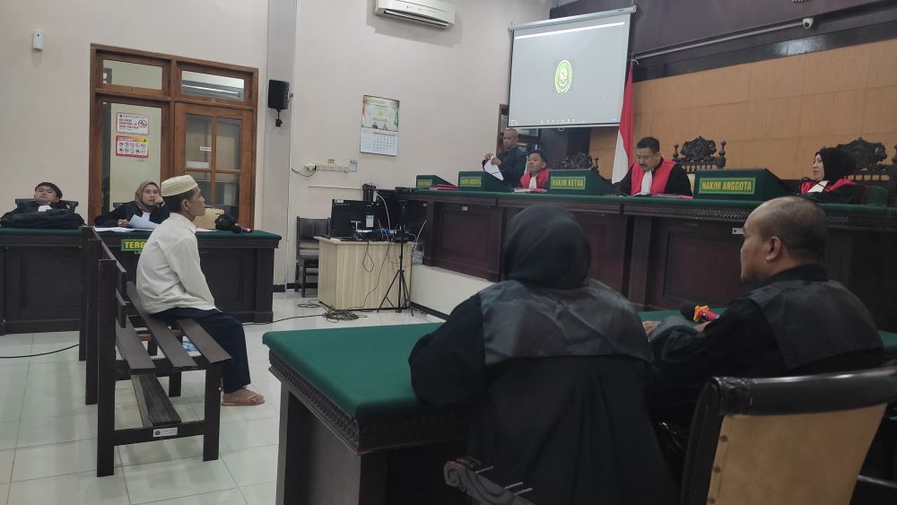 NORMAL: Fransiskus Wilfrirdus Mamo (tengah), hakim sekaligus Jubir Pengadilan Negeri Mojokerto, saat memimpin sidang.