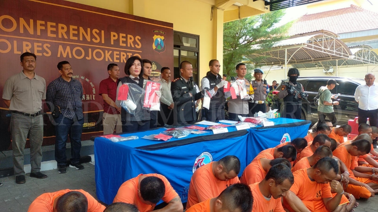 BARANG TERLARANG: Kapolres Mojokerto AKBP Ihram Kustarto (tengah) menunjukkan barang bukti narkoba dalam pers rilis di mapolres, Selasa (1/10).