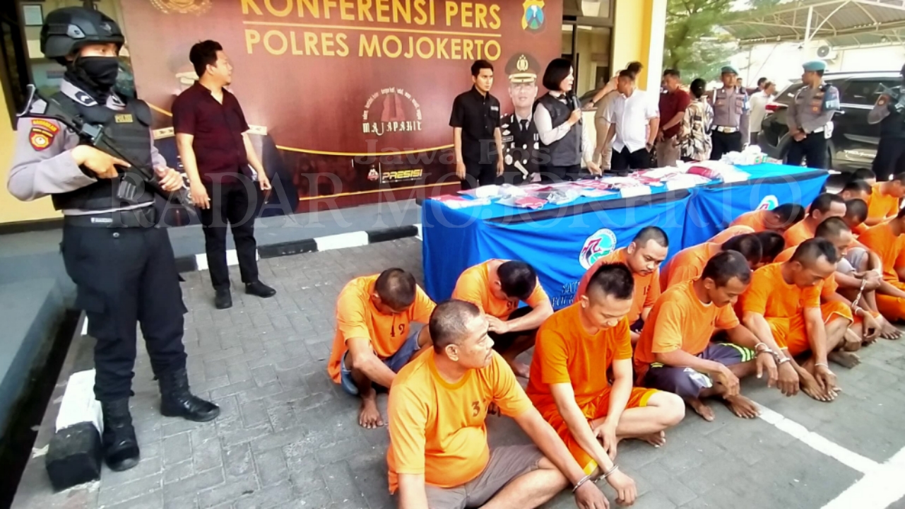 BUDAK NARKOBA: Puluhan tersangka peredaran narkotika dijejer saat pers rilis di Mapolres Mojokerto, Selasa (1/10).