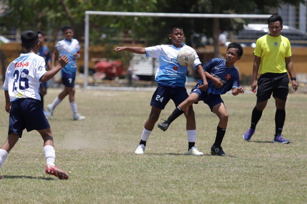 KOMPETITIF: Pemain di bawah usia 15 tahun berjibaku merebut bola di kompetisi KU-15 yang digelar Askab PSSI Mojokerto tahun lalu.