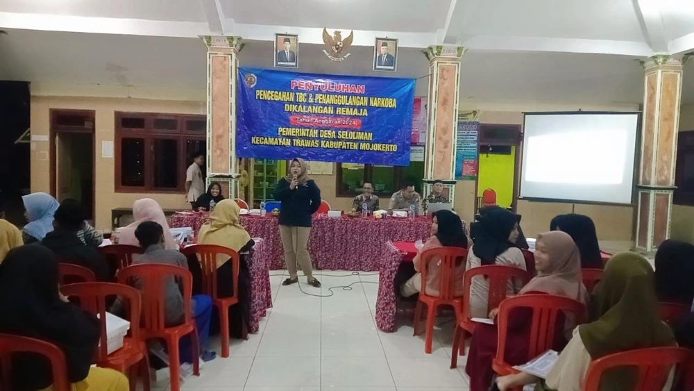 ANTISIPASI: Pemerintah Desa Seloliman, Kecamatan Trawas menggelar penyuluhan dan sosialisasi penanggulangan narkoba dan TBC, Sabtu (28/9).