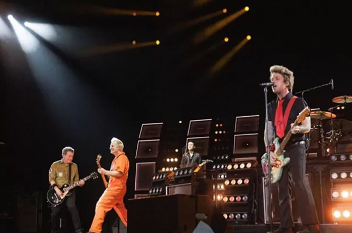 Sejumlah personil Green Day ketika membawakan lagu Wake Me Up When September Ends  &nbsp;